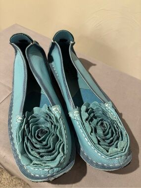 L’Ariste Dezi Spring Step Women’s Teal Blue Leather Floral Flats
